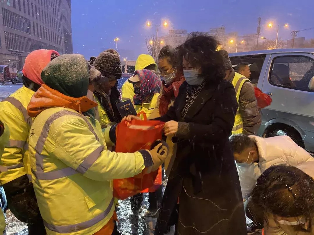 天寒人心暖：我区各行各业开展慰问活动关爱一线环卫工人