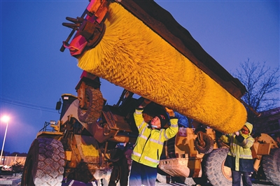 浑南区环卫工人检修大型机械化除雪机