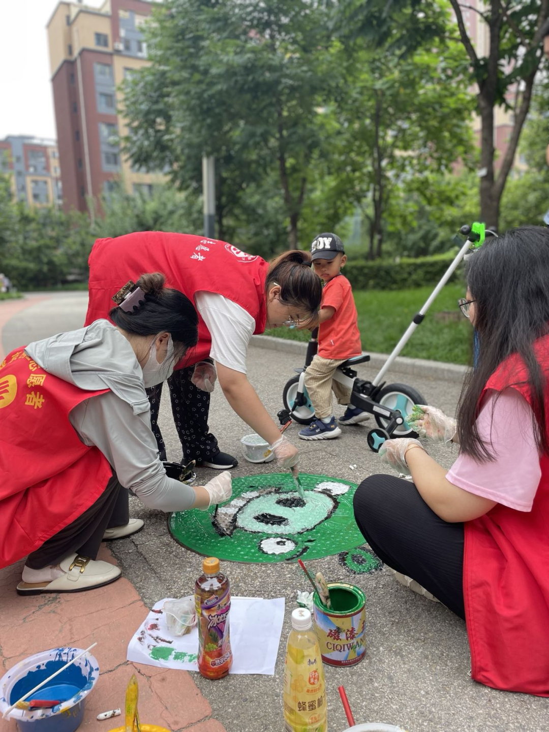 白塔街道开展“巧绘井盖 绿色环保”志愿服务活动