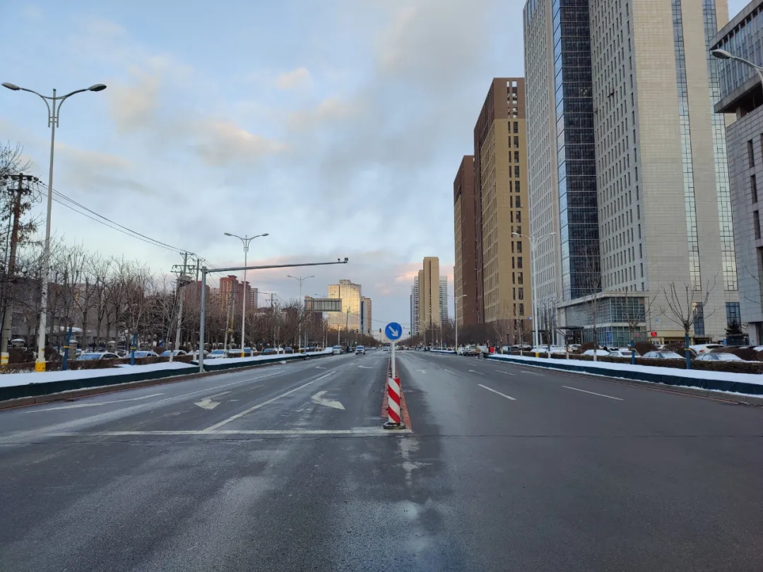 边下边扫 雪停路净：我区扫雪任务今日全部完成