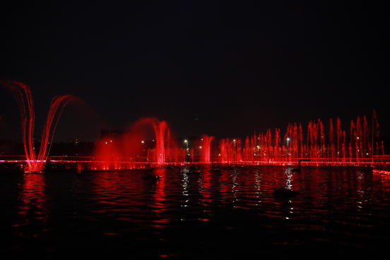 中央公园水秀湖音乐喷泉翩翩起舞醉游人