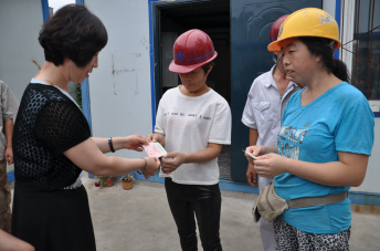 浑南区妇联积极开展为女农民工送清凉、送健康活动