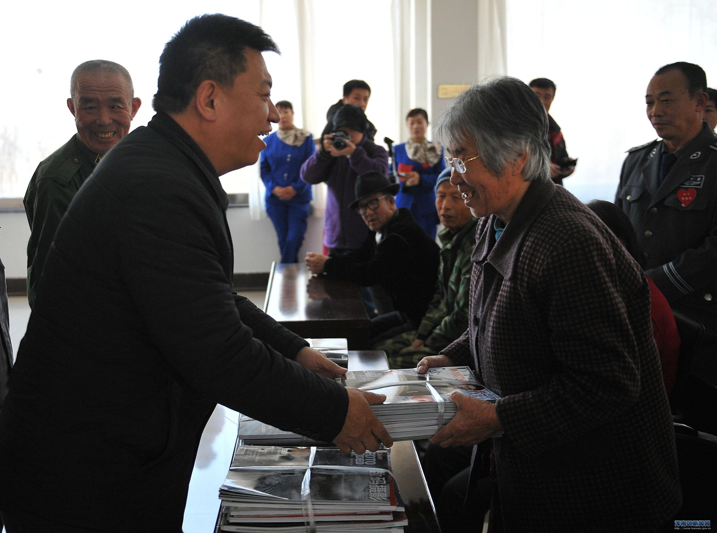 浑南区图书馆“关爱老年人，两节送温暖” 送书活动走进区中心敬老院