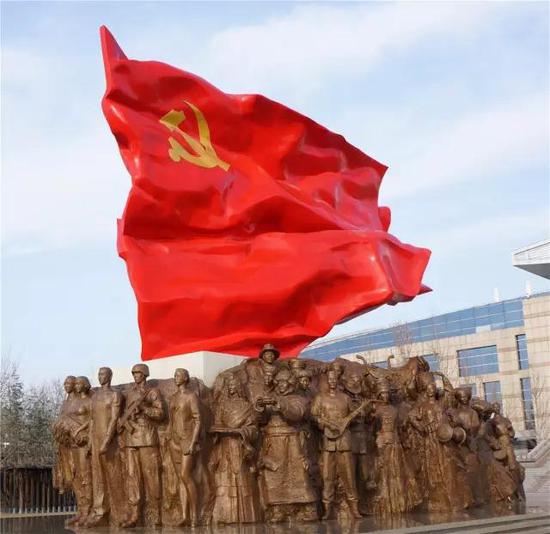 大型组雕《旗帜》在中央党校揭幕