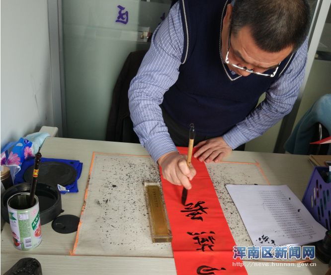 沿海社区党支部开展党建惠民生“金鸡起舞送春联”活动