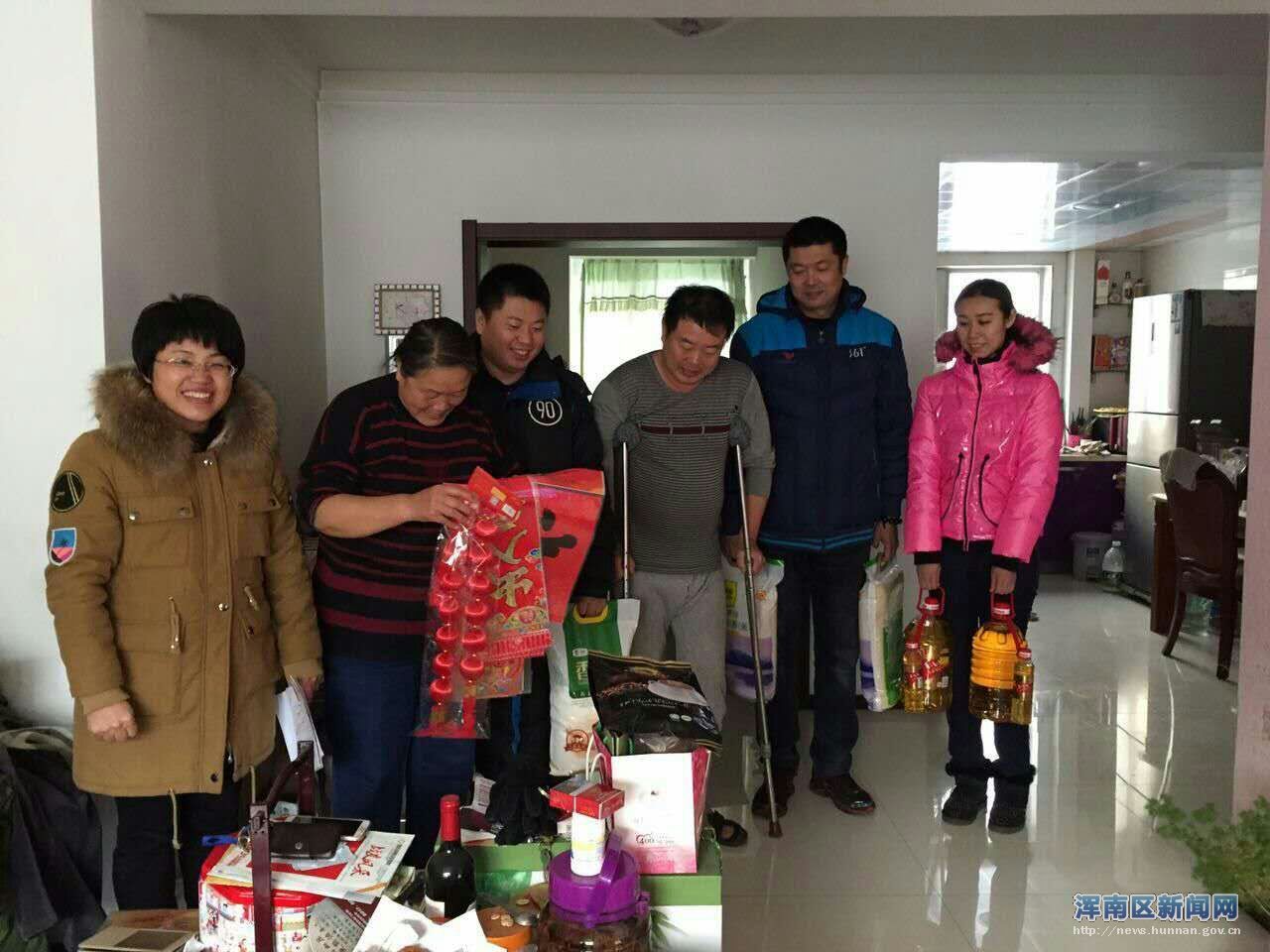 河畔新城社区春节走访慰问困难户