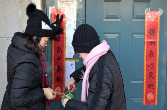 桃仙社区开展新春“挂灯笼、贴春联送福字”活动