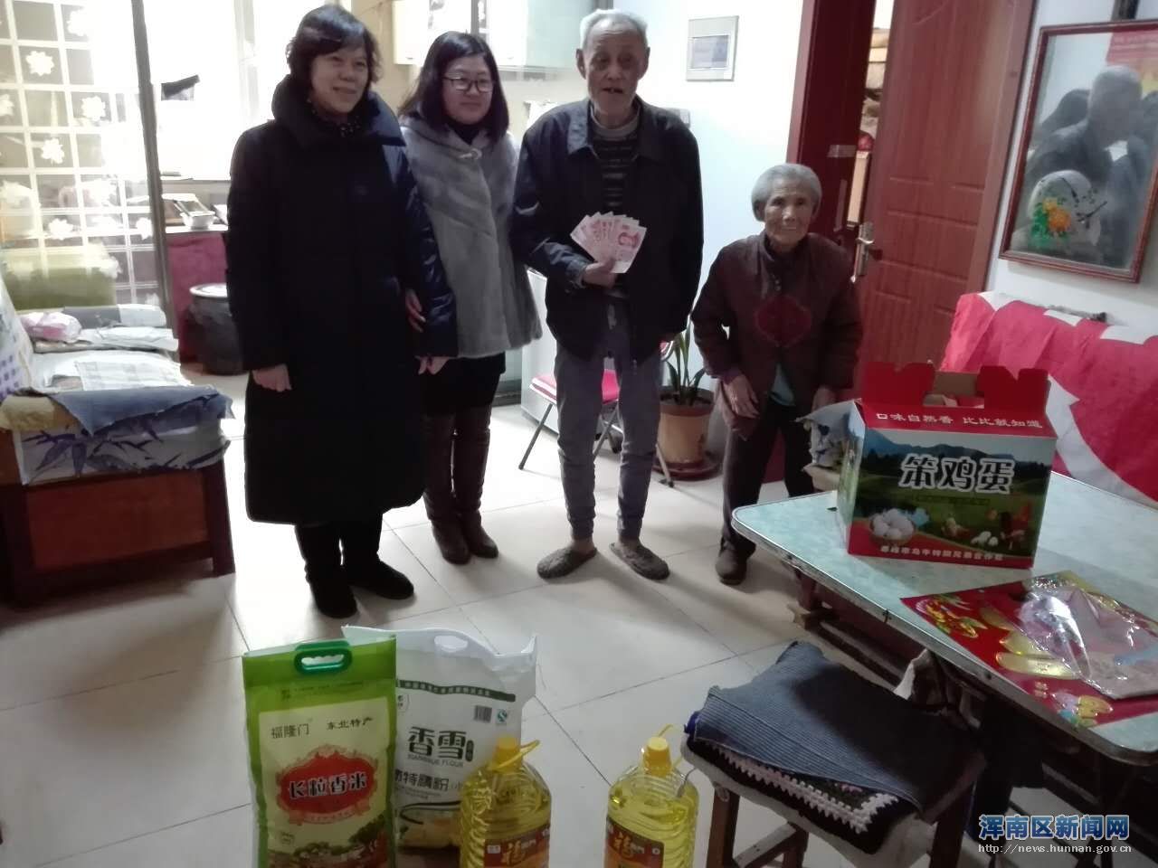 关爱夕阳红 新春送祝福