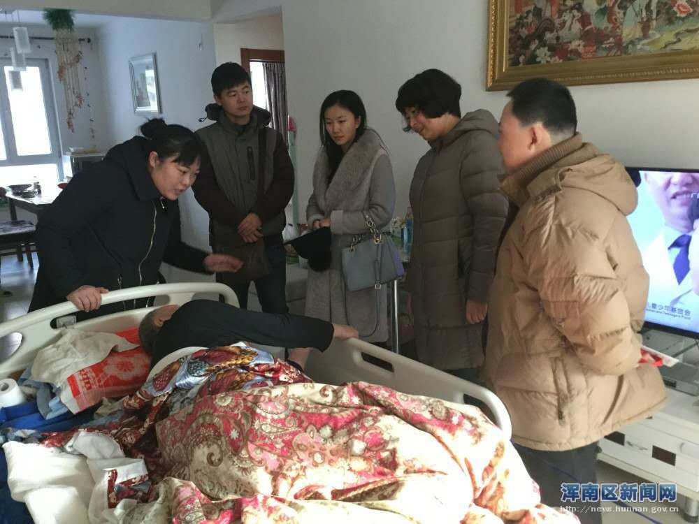 浑南区人社局走访慰问孤家子社区的特困退休人员