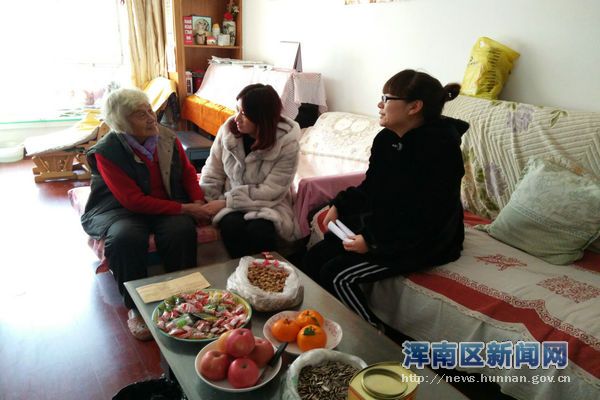万科新里程社区党支部春节走访慰问老党员