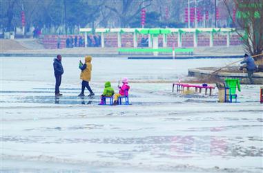 冰面开始融化 部分滑冰场已停业