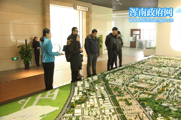 成都日报采访团到我区采访国家中心城市经验