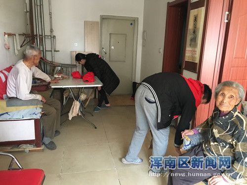 文华苑社区“幸福家园？共同缔造”系列活动——学雷锋慰问百岁老人