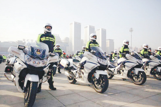 500骑警全城巡逻管控交通