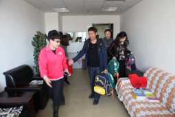 区残联走访慰问自闭症儿童