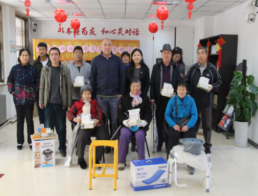 世纪新城社区党总支为残疾人发放康复器材