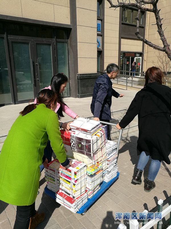 书香满社区 飘香沁满园—浑南区图书馆送书进社区