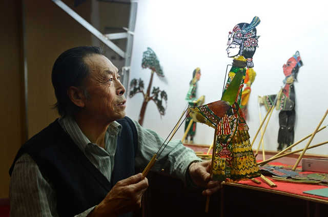 “东陵民间皮影”代表性传承人：舍不得扔下皮影盼传承人出现