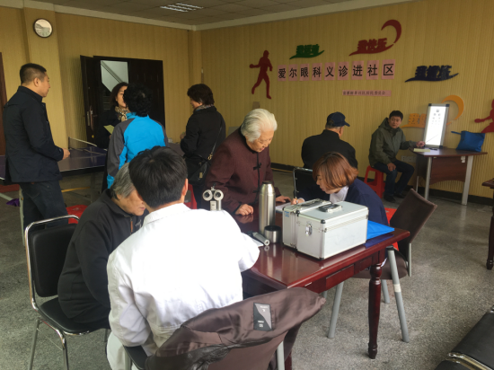 眼科义诊进社区 情暖辖区老人心