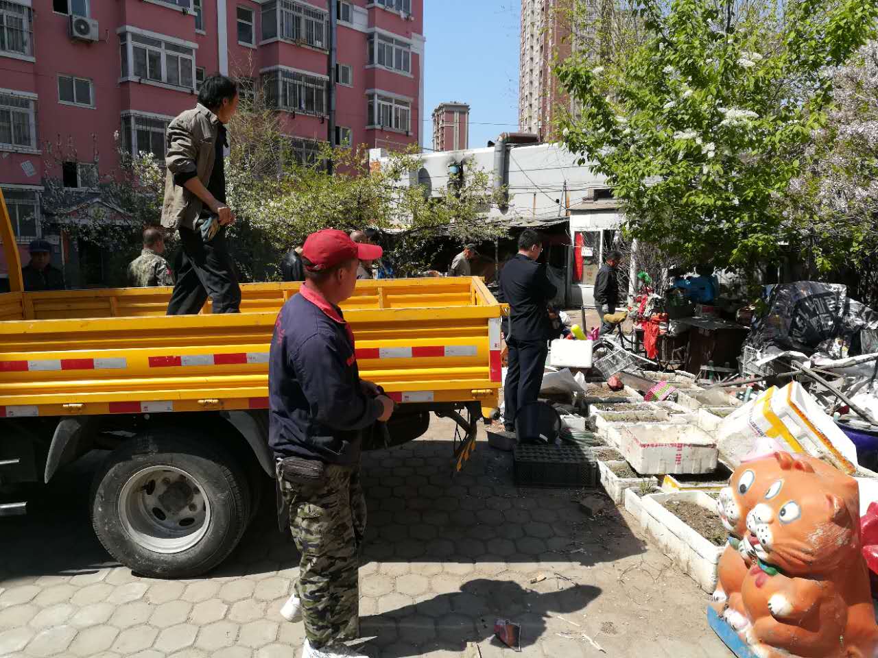 世纪新城社区携手多方排隐患 清理楼道解民忧