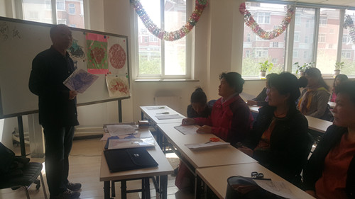 世纪新城社区党建惠民生民俗剪纸大课堂活动