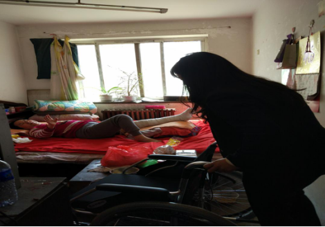 世纪新城社区为残疾人送轮椅暖心服务