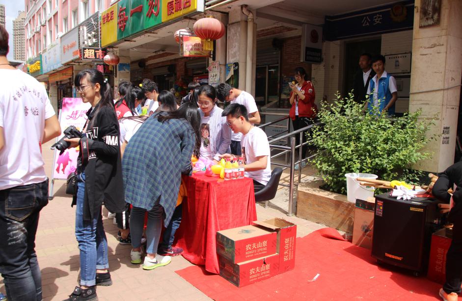 世纪新城社区开展母亲节“送鲜花”关爱贫困母亲活动