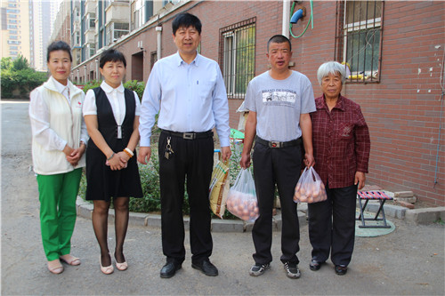 商务局张柏松副局长到低保户董立凯家走访慰问