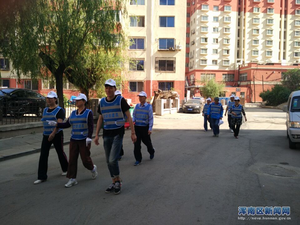 志愿巡逻队在园区