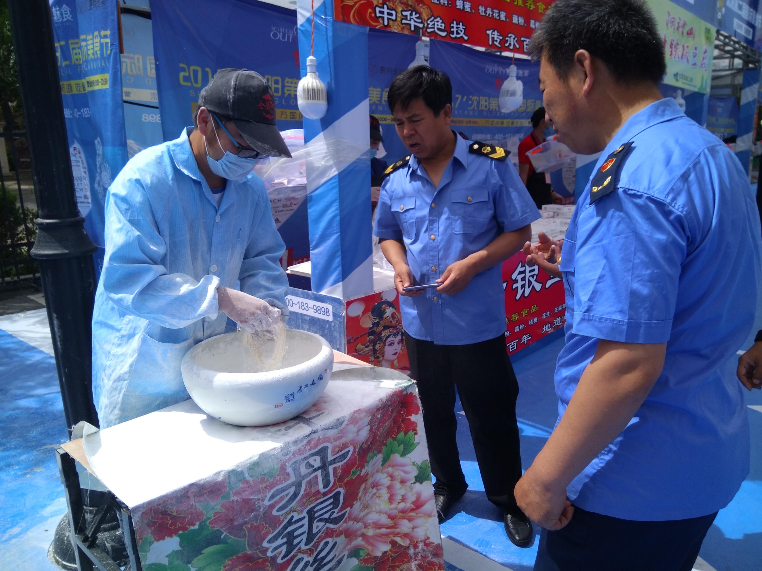 区市场局开展棋盘山赛特奥莱国际美食节食品安全检查工作