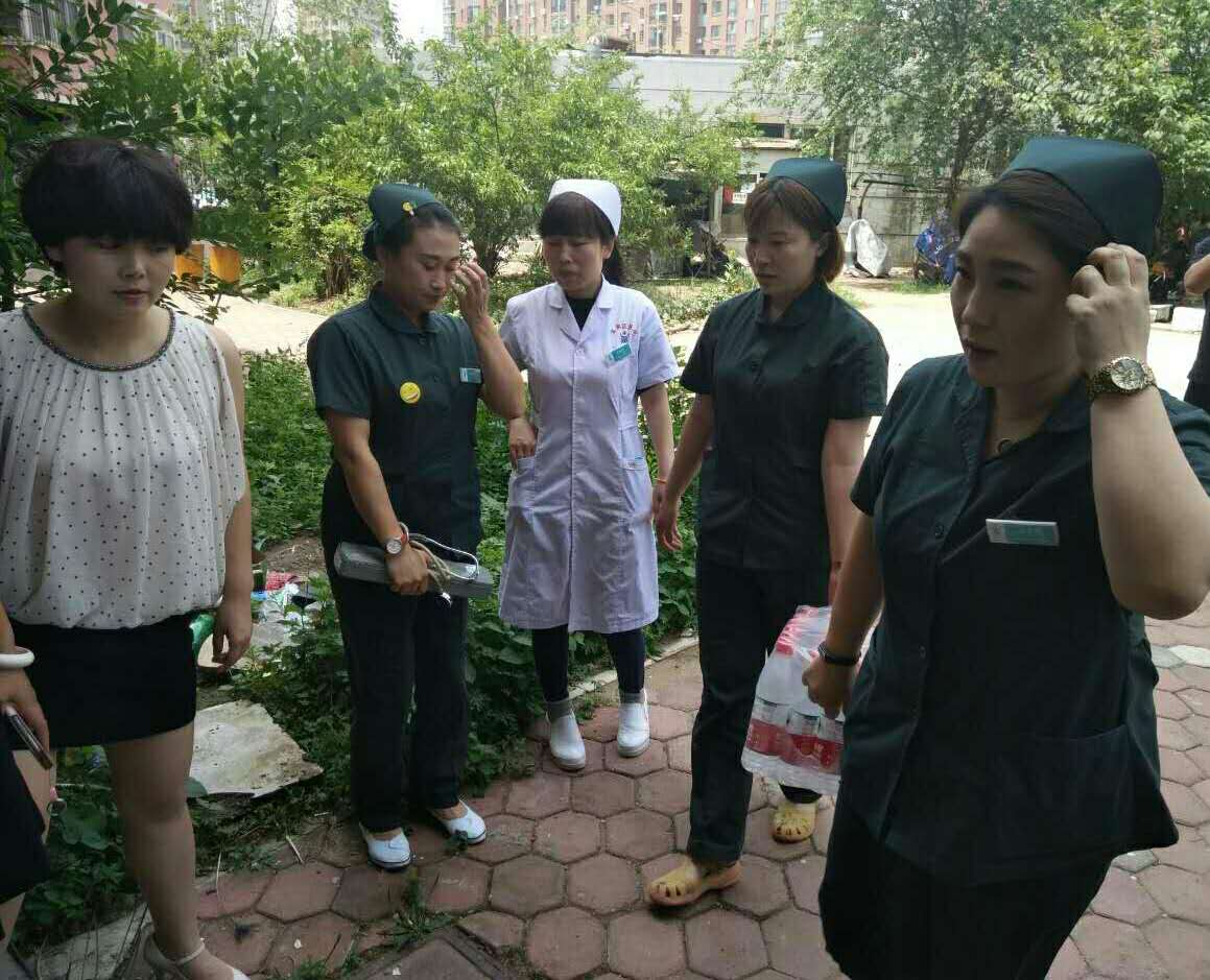 白衣天使为残疾人低保户献爱心