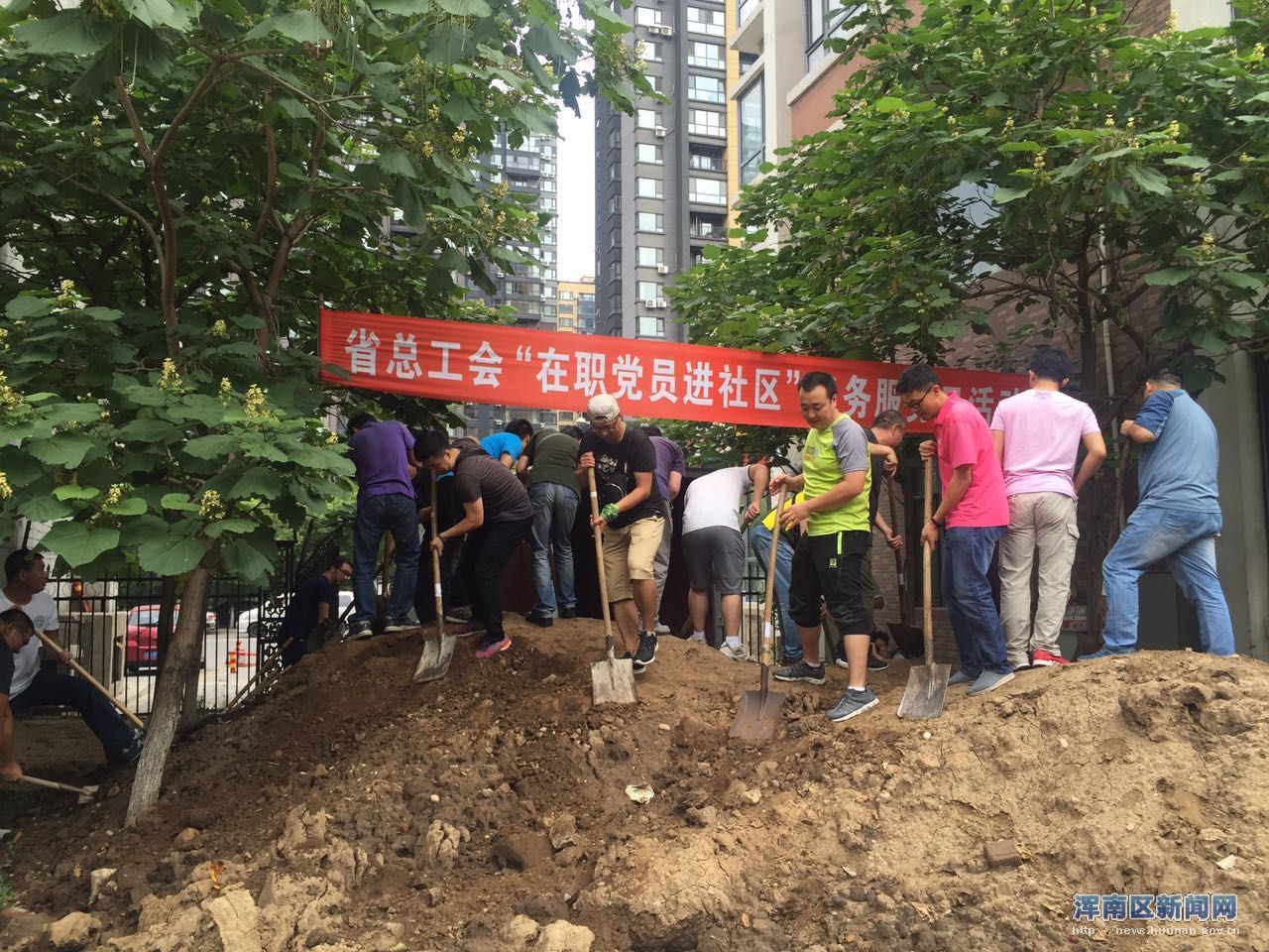 慧缘社区党支部开展 “在职党员进社区”义务服务活动