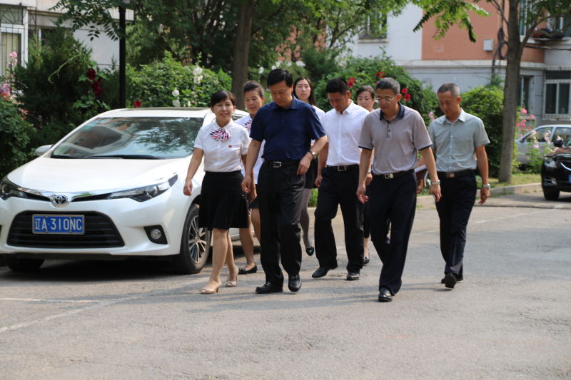 区委书记王一兵到世纪新城社区走访慰问低保户