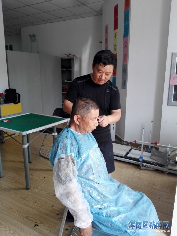 退休依旧未休闲 社区建设做贡献