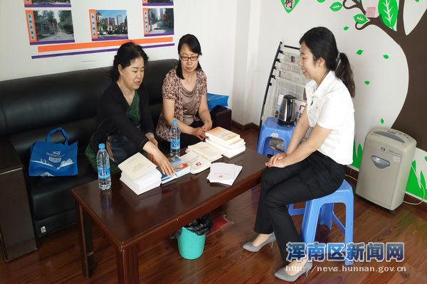 中共沈阳市委宣传部在职党员向现代商贸区库榆社区党支部赠书