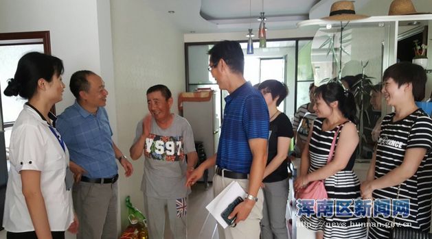 在水一方社区党委“七一”前走访慰问 老党员、困难党员