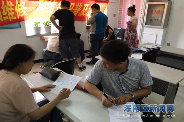 党员奉献进社区 服务居民零距离