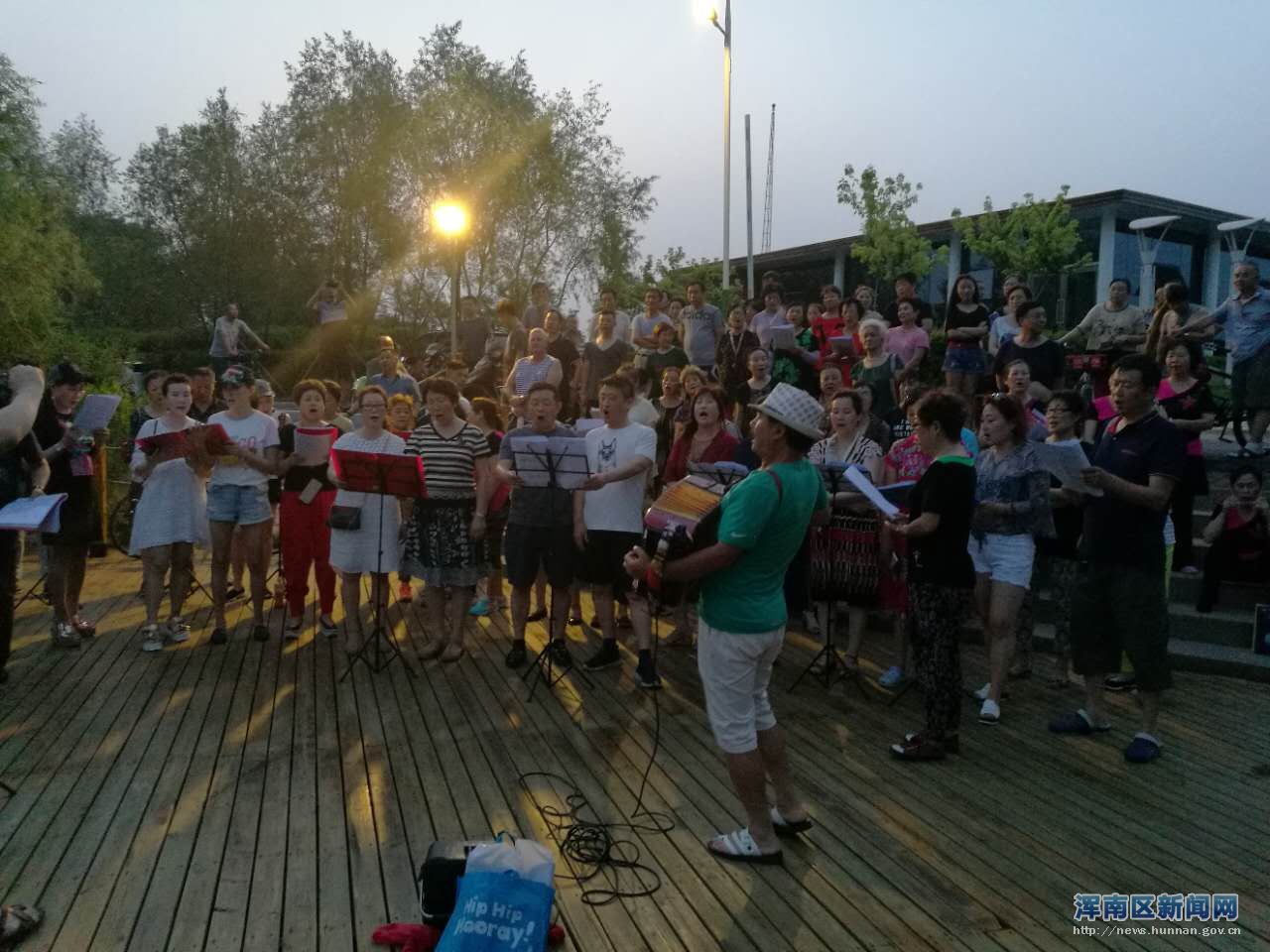 浦江社区开展“激情广场大家唱”活动