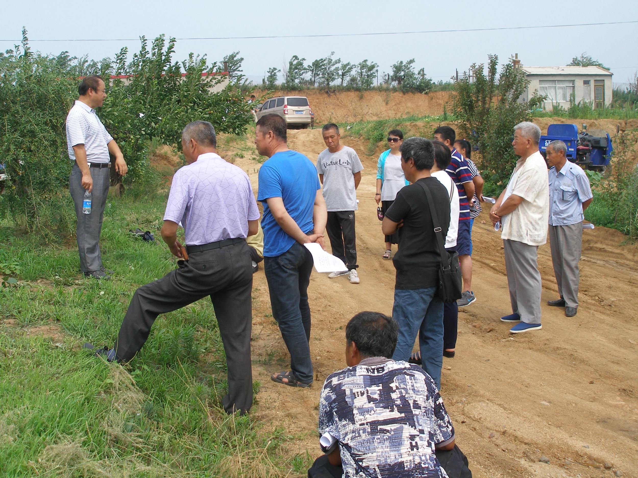 区林果协会组织开展寒富苹果夏季病虫害防治现场培训会