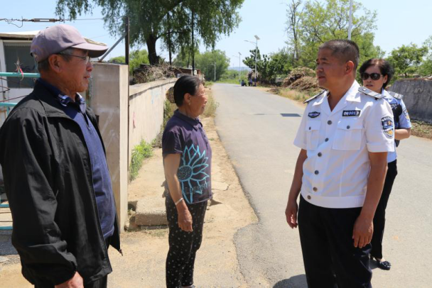 城管执法局工会开展精准扶贫活动