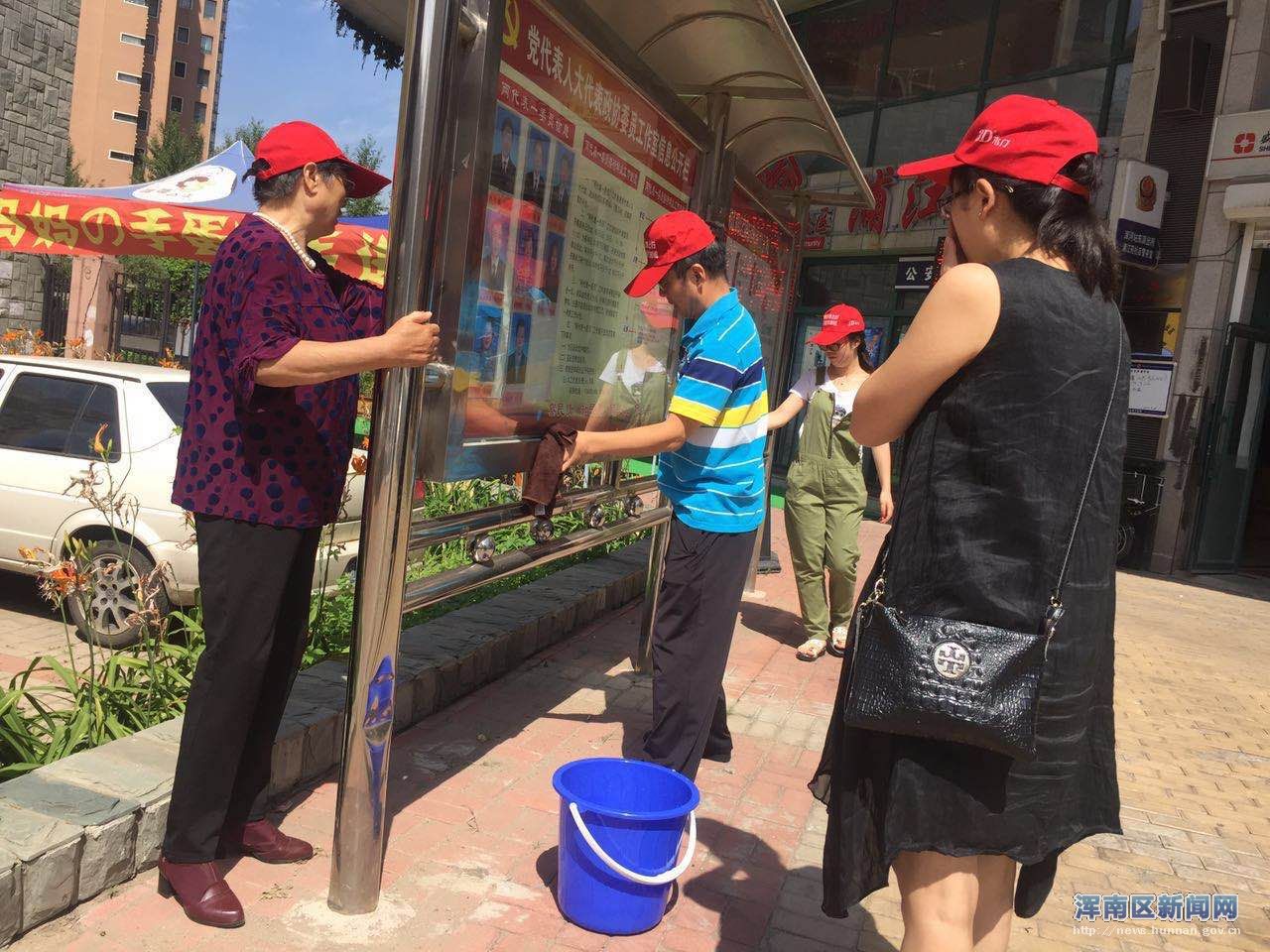 浦江社区开展“真情服务进社区活动