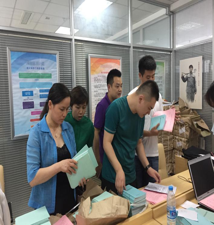 区统计局通过一套表单位审核会议进行普法宣传