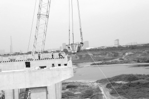中央大街跨浑河桥首片预制箱梁吊装成功