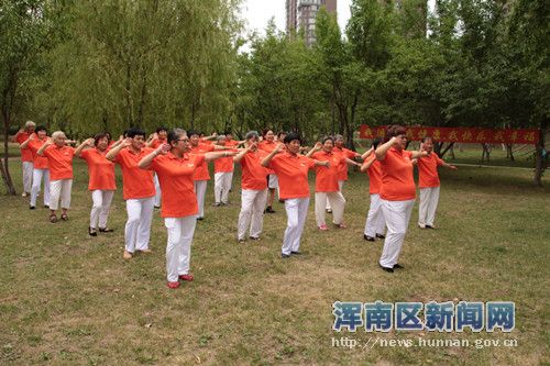 文华苑社区开展全民健身日广场展示活动