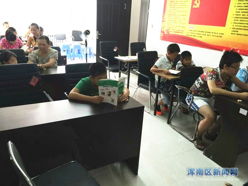 文华苑社区开展读书活动助力“创城”