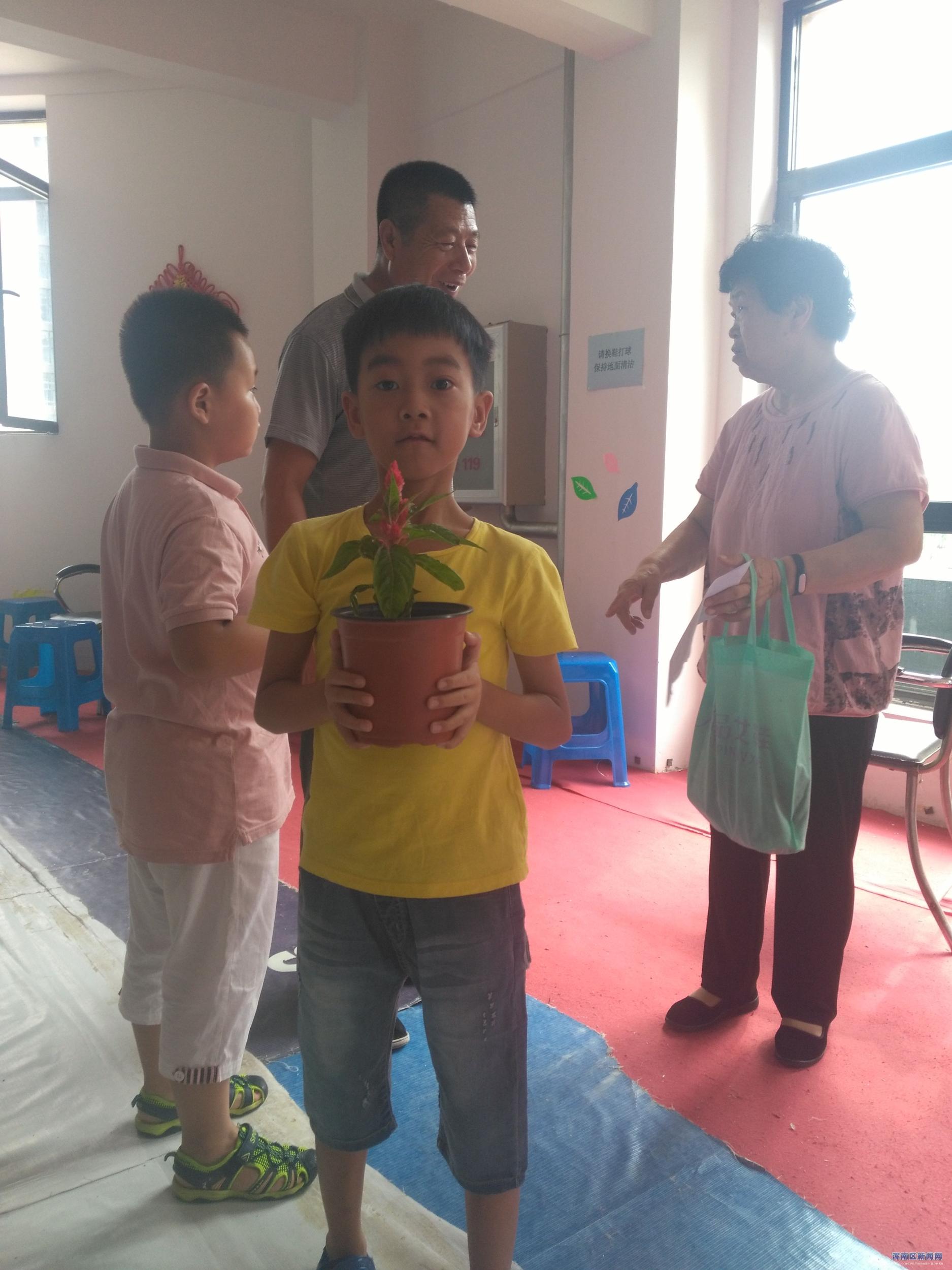 库榆社区联合辽宁广播电视报社开展爱心活动