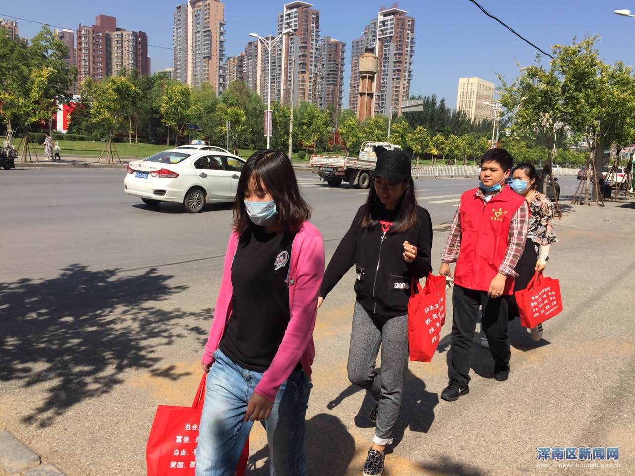 彩霞社区“创城百日攻坚”在行动