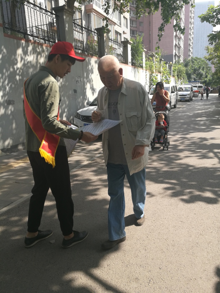 彩霞社区团支部开展“节能有我 绿色共享”节能减排宣传活动