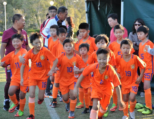 老足球人的情怀与梦想 郑智恩师创办足球学校