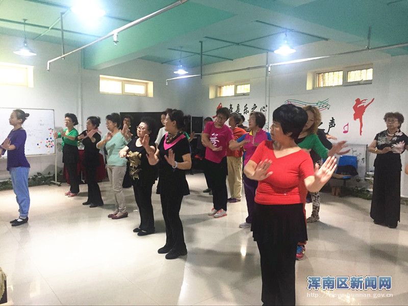 在水一方社区老年舞蹈班开课了